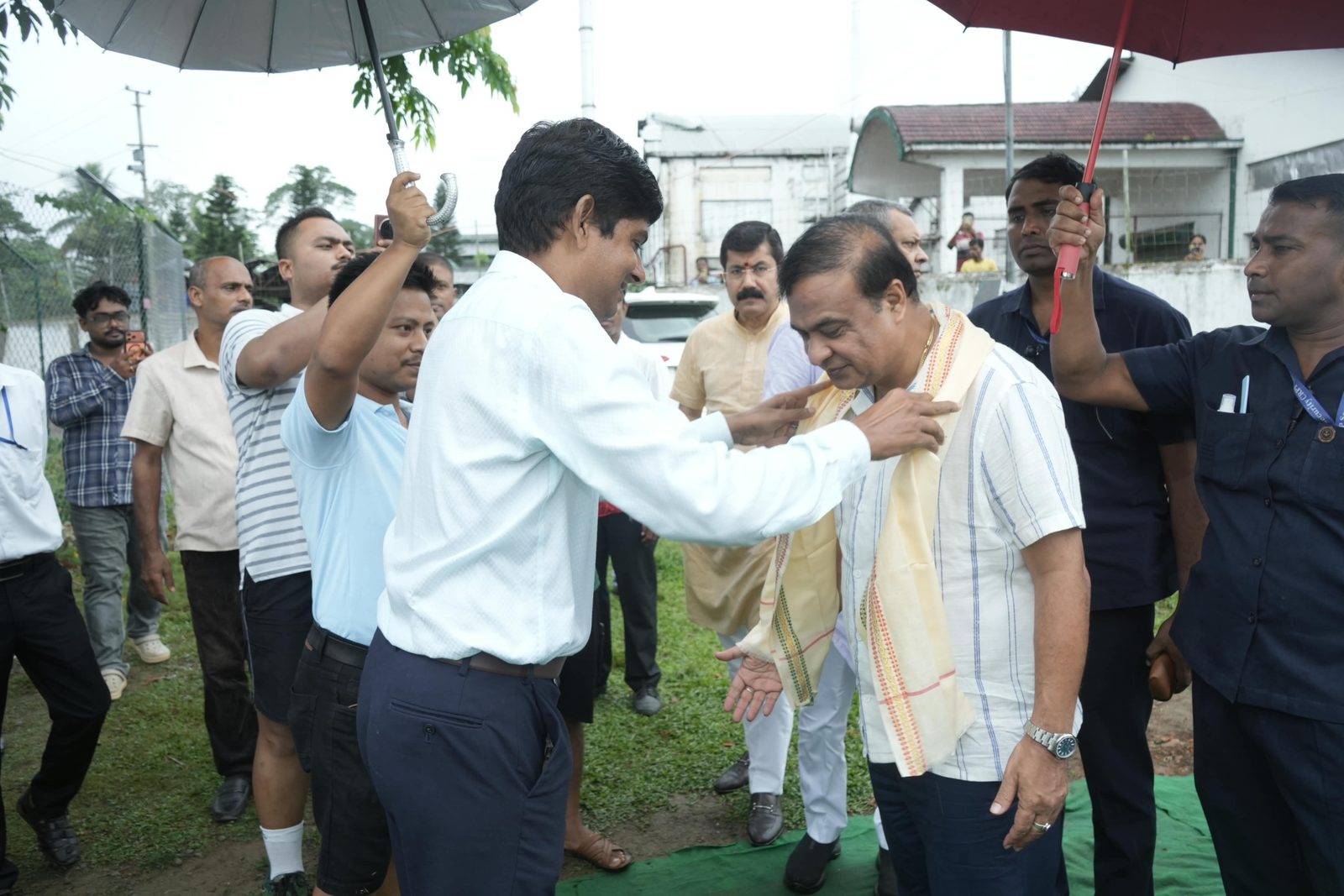 Shri Ranveer Singh of Arrays Ingenieria welcomes the Chief Minister with a traditional Assamese gamosa