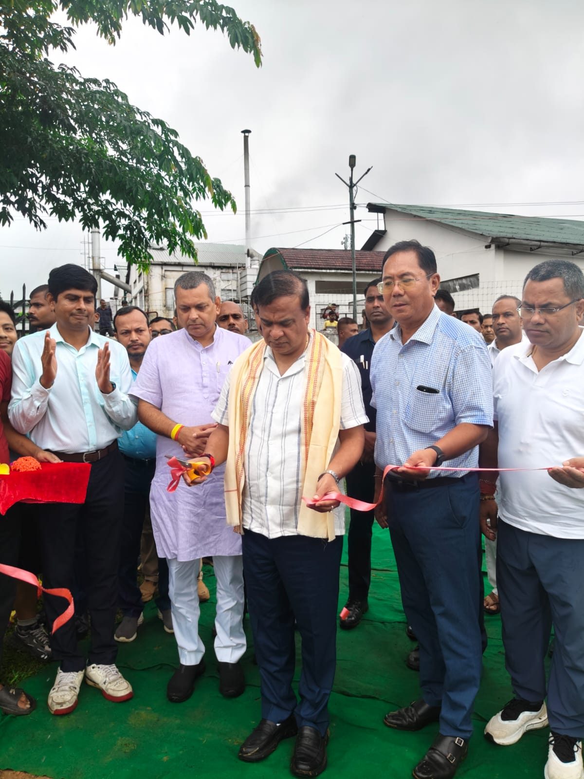The Chief Minister of Assam cuts the ribbon at the Koomber Tea Estate solar plant