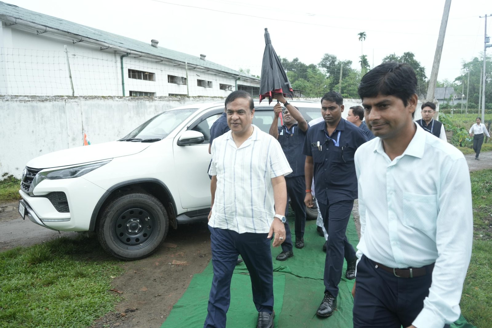 The Chief Minister of Assam arrives at Koomber Tea Estate