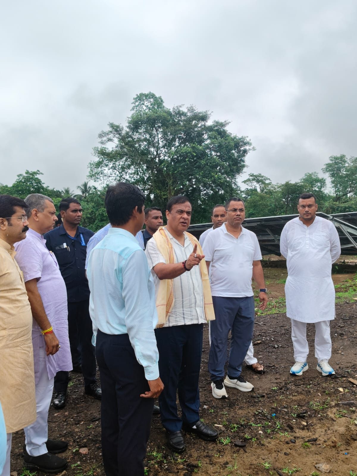 The Chief Minister of Assam speaks with the Arrays Ingenieria team at the Koomber solar plant